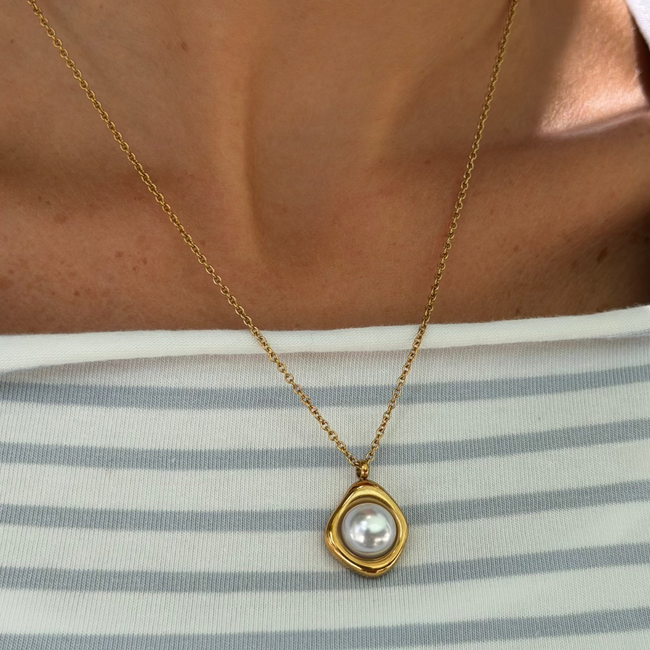 Pretty Pearl Aura Necklace Hover Image
