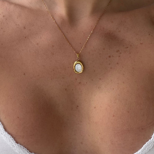 Pretty Aura Necklace Hover Image